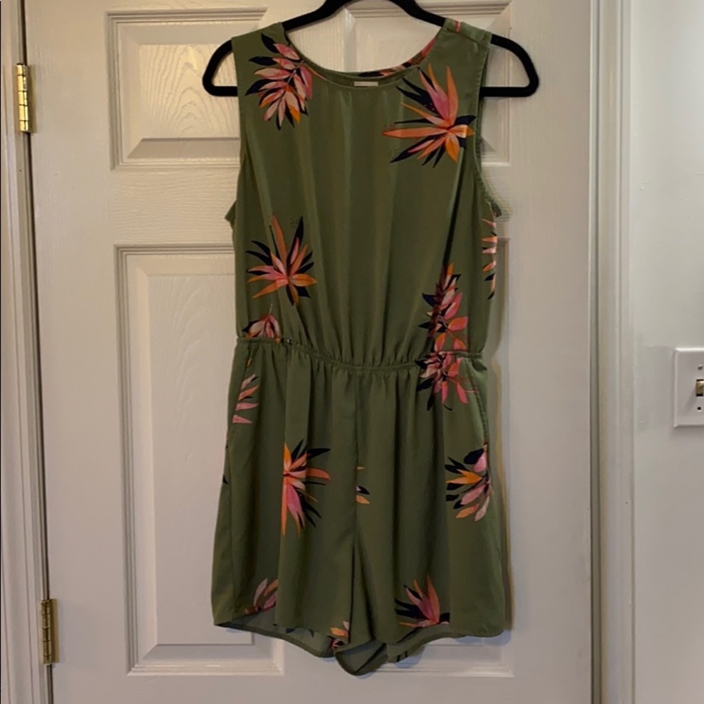 💙3/$45 DRESSES💙 Green floral Romper